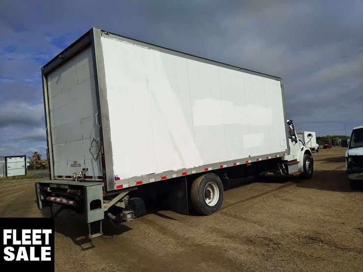 2017-freightliner-m2-106-image-11