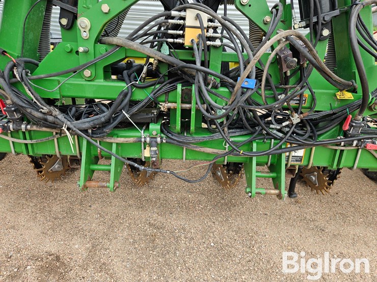 2011-john-deere-maxemerge-xp-3-pt-16r30-stack-fold-planter-image-10