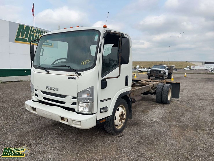 2017-isuzu-npr-image-1