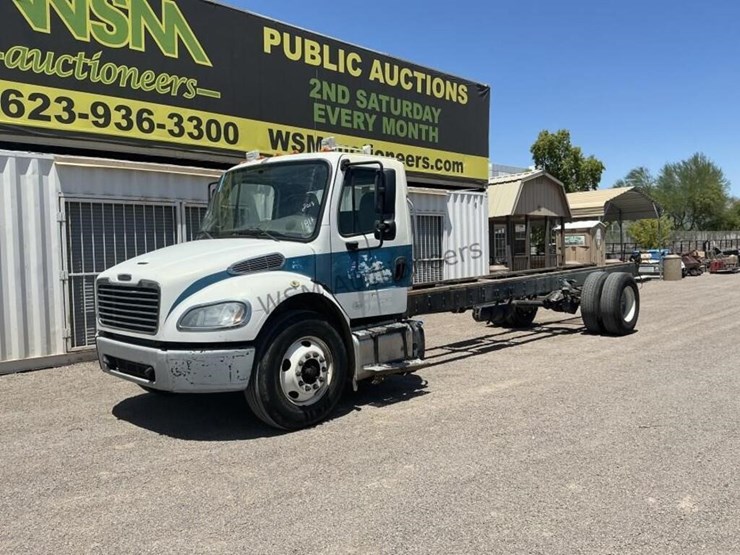 2013-freightliner-m2-106-image-2