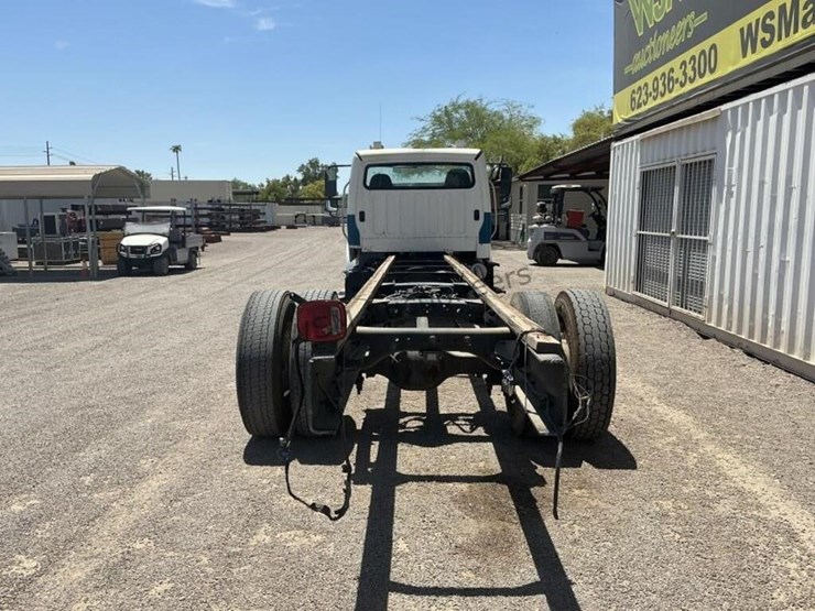 2013-freightliner-m2-106-image-6