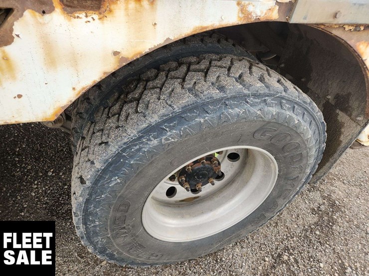 2013-freightliner-m2-106-image-12