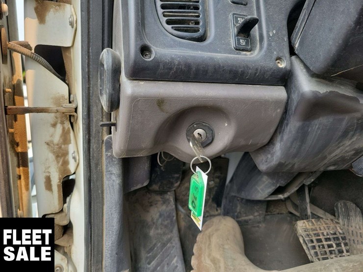2007-freightliner-m2-106-image-25