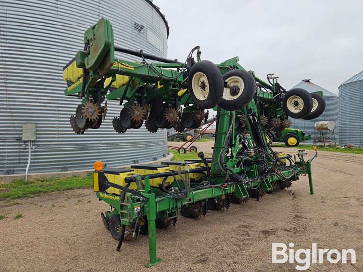 2011-john-deere-maxemerge-xp-3-pt-16r30-stack-fold-planter-image-3