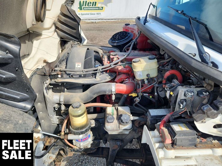2015-freightliner-m2-106-image-30