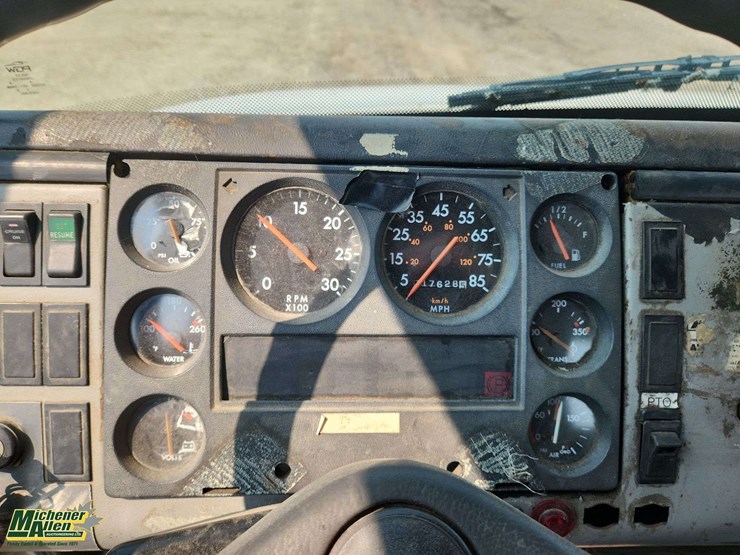2000-freightliner-fl70-image-17