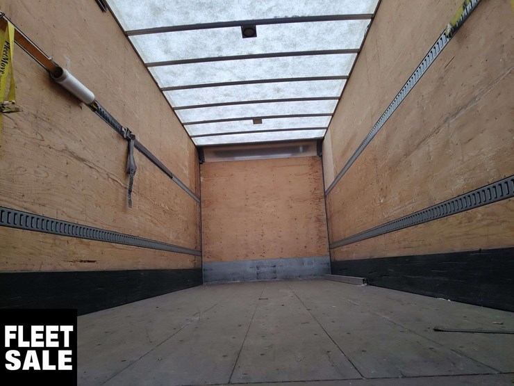 2017-freightliner-m2-106-image-15