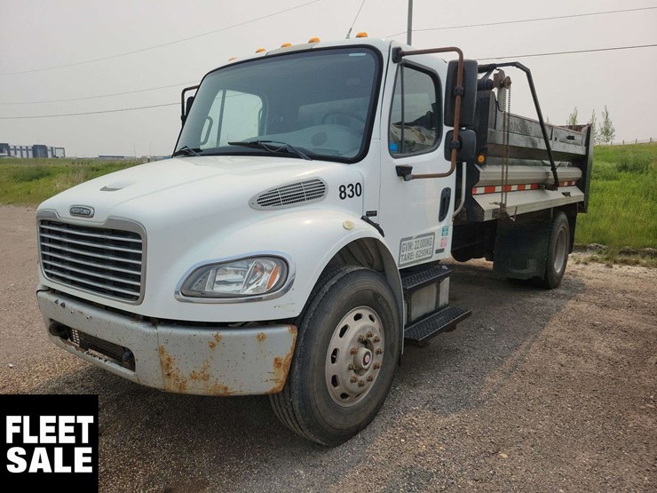 2007-freightliner-m2-106-image-1