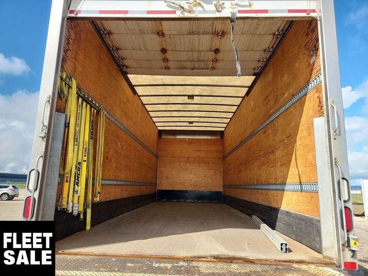 2015-freightliner-m2-106-image-17
