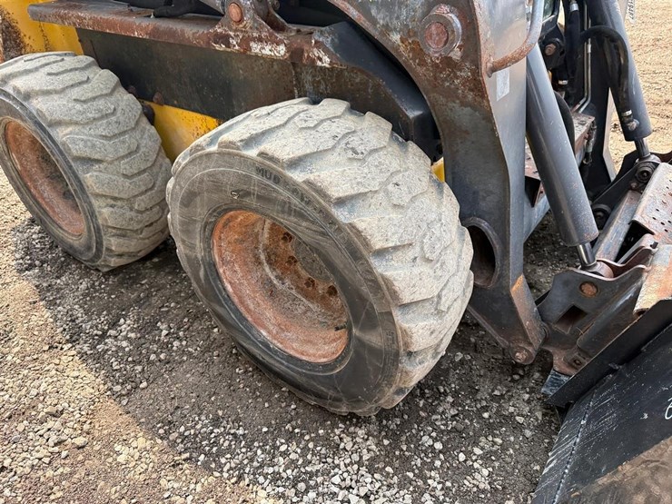 new-holland-l220-image-12