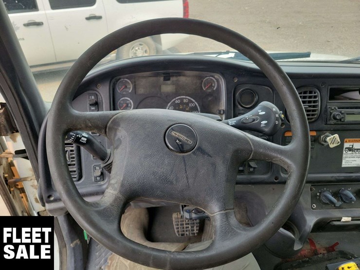 2007-freightliner-m2-106-image-16