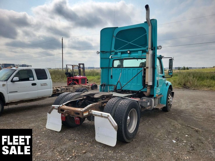 2007-freightliner-m2-106-image-7