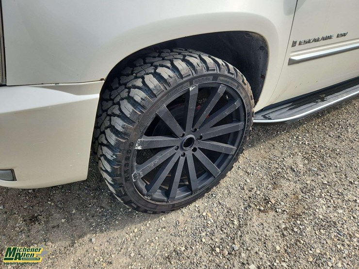 cadillac-escalade-esv-image-21
