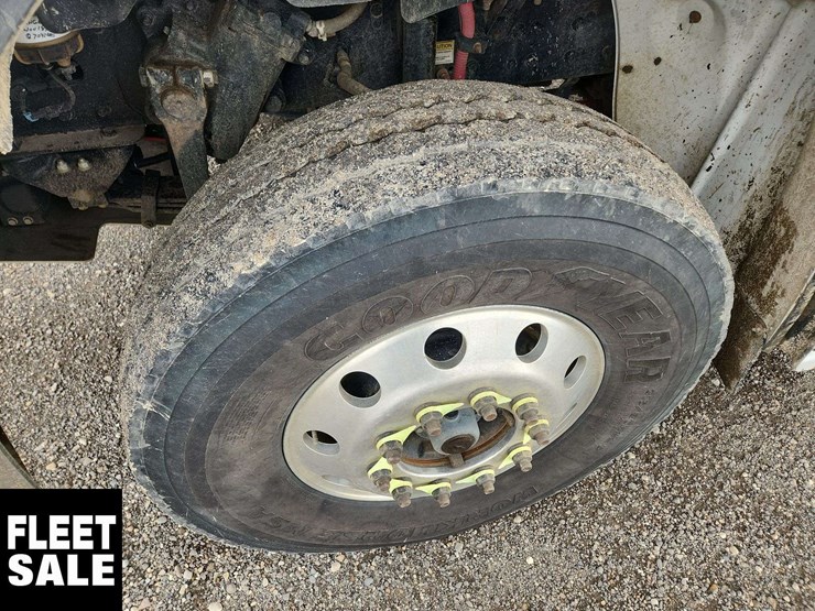 2013-freightliner-m2-106-image-10