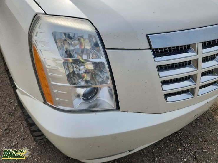 cadillac-escalade-esv-image-47