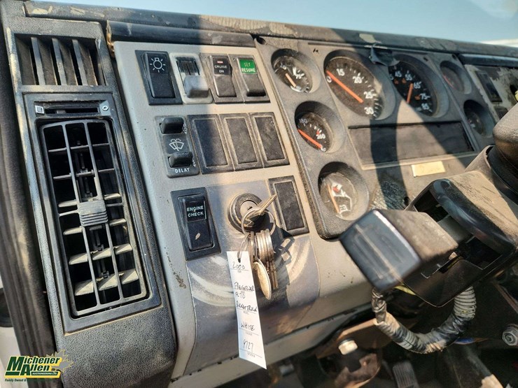 2000-freightliner-fl70-image-19
