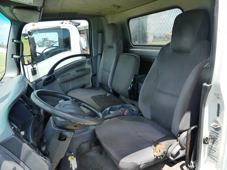 2014-isuzu-npr-image-8