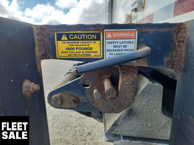 2015-freightliner-m2-106-image-20