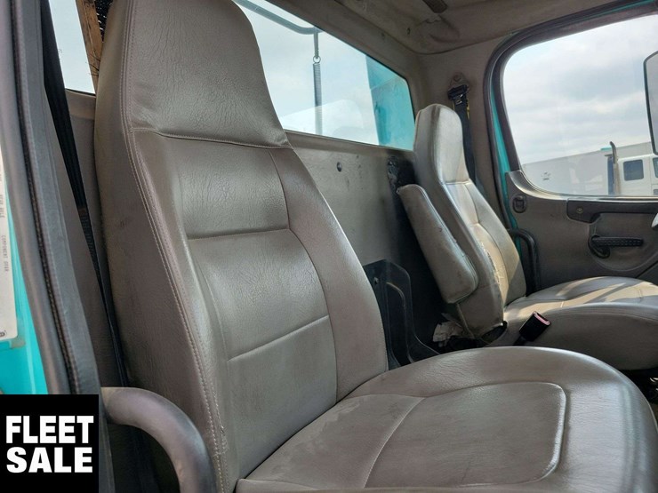 2007-freightliner-m2-106-image-28