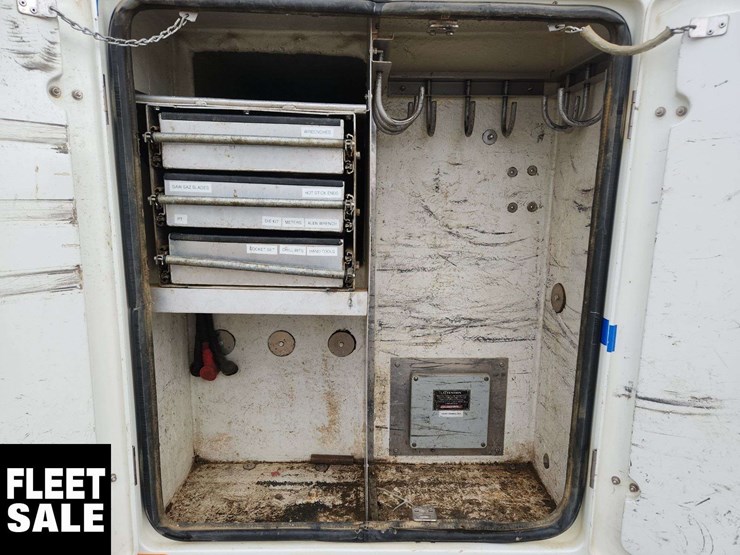 2013-freightliner-m2-106-image-35