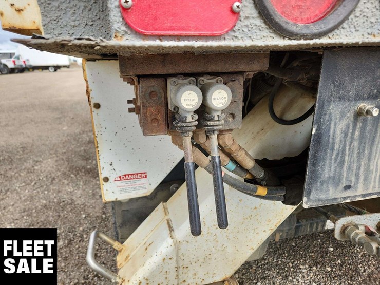 2013-freightliner-m2-106-image-33