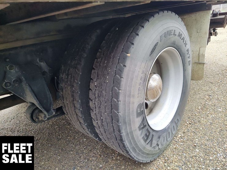 2012-freightliner-m2-106-image-22