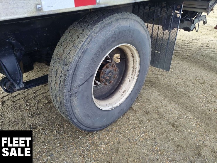 2017-freightliner-m2-106-image-21