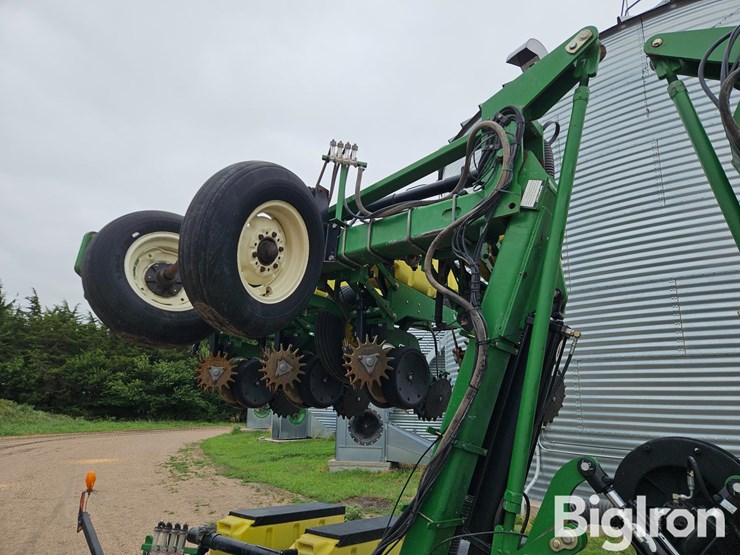 2011-john-deere-maxemerge-xp-3-pt-16r30-stack-fold-planter-image-12