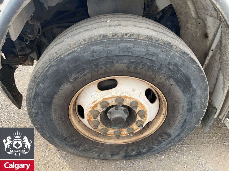 2016-freightliner-m2-106-image-10