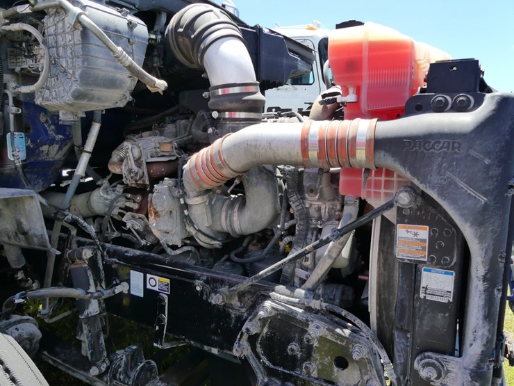 2017-peterbilt-579-image-11