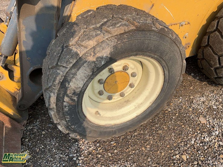 2011-deere-318d-image-10