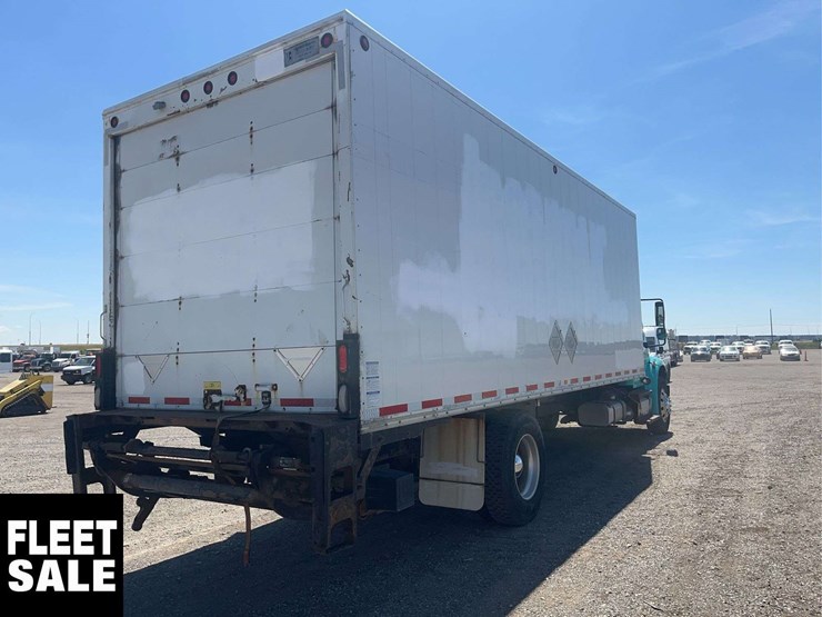 2012-freightliner-m2-106-image-6