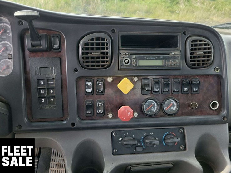 2007-freightliner-m2-106-image-19