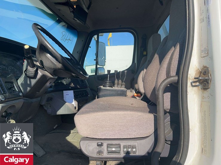 2015-freightliner-m2-106-image-14