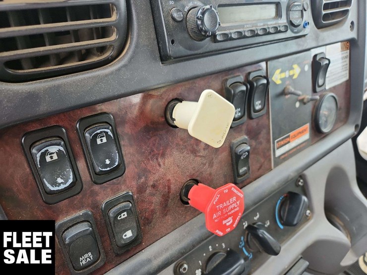 2013-freightliner-m2-106-image-22