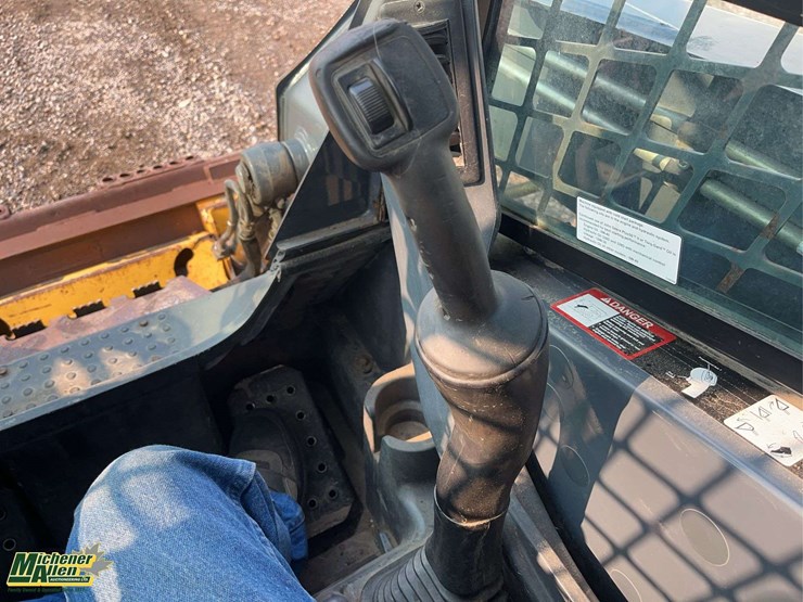 2011-deere-318d-image-17
