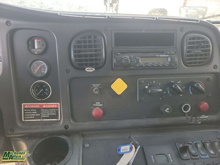 2015-freightliner-m2-106-image-12