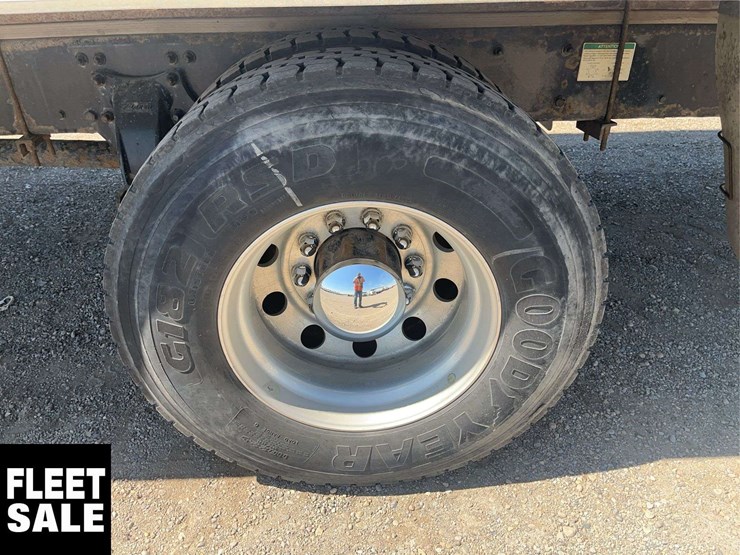 2012-freightliner-m2-106-image-11