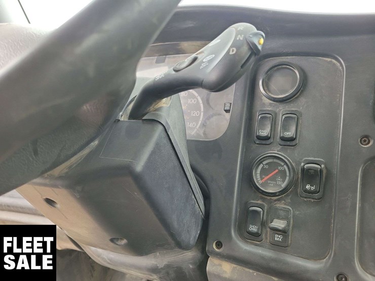 2007-freightliner-m2-106-image-24