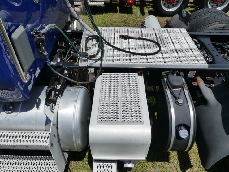 2017-peterbilt-579-image-9