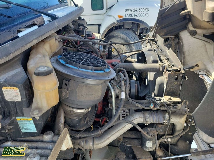 2015-freightliner-m2-106-image-23