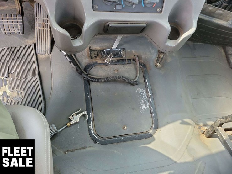 2007-freightliner-m2-106-image-21
