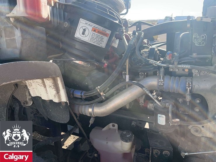 2015-freightliner-m2-106-image-21