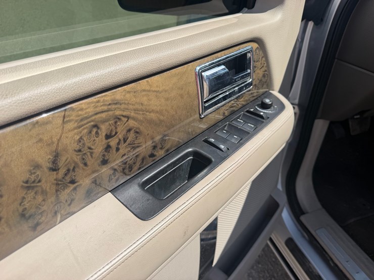 2015-lincoln-navigator-image-11