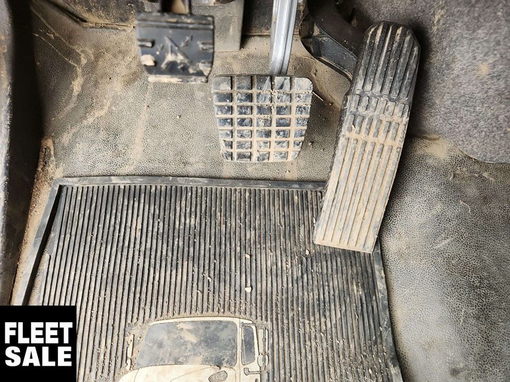 2013-freightliner-m2-106-image-24