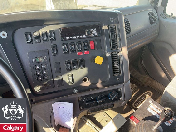 2015-freightliner-m2-106-image-16