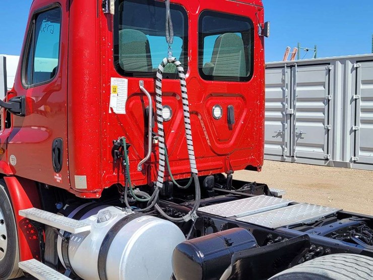 2019-freightliner-cascadia-113-image-10