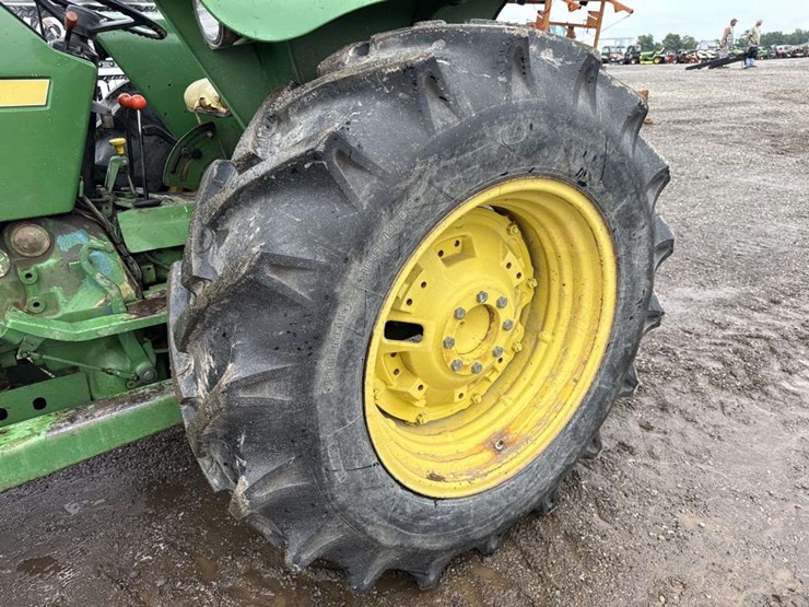 john-deere-2350-image-11