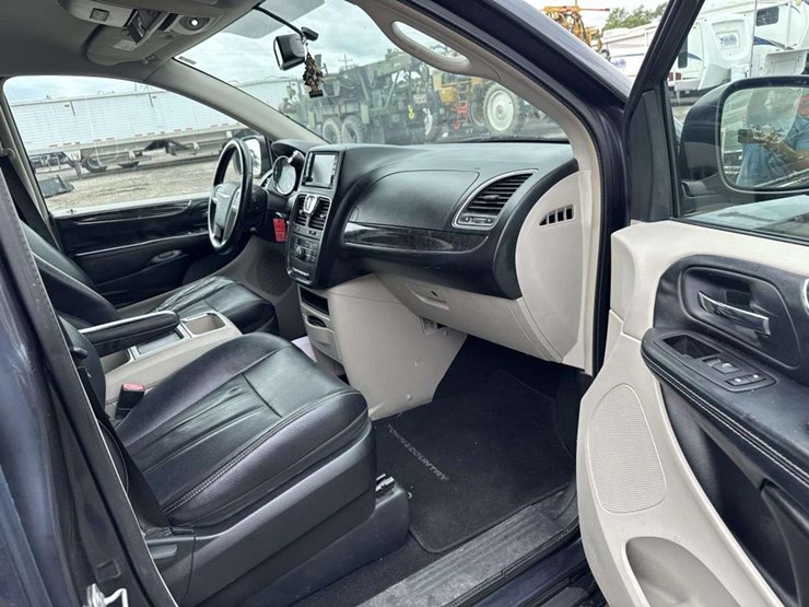 2014-chrysler-town-&-country-image-12