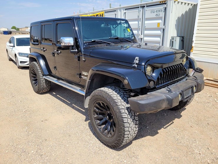 2015-jeep-wrangler-unlimited-sahara-image-2